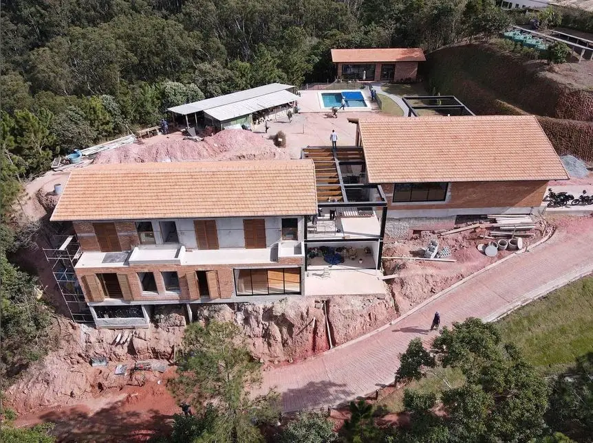 Obra residencial de alto padrão em andamento — NS Engenharia