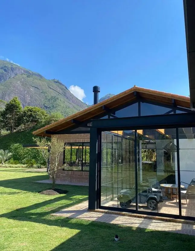 Residência em madeira, vidro e alvenaria aparente — NS Engenharia