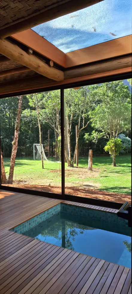 Deck, piscina e claraboia em madeira — NS Engenharia