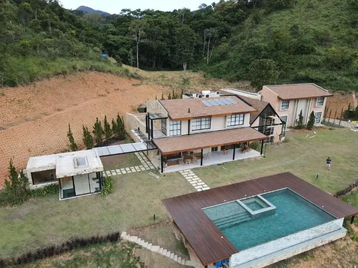 Implantação com piscina e deck — vista aérea — NS Engenharia