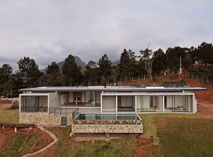 Volume horizontal com base em pedra e piscina — NS Engenharia