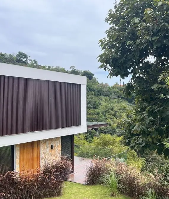 Fachada em ripado de madeira e pedra — NS Engenharia