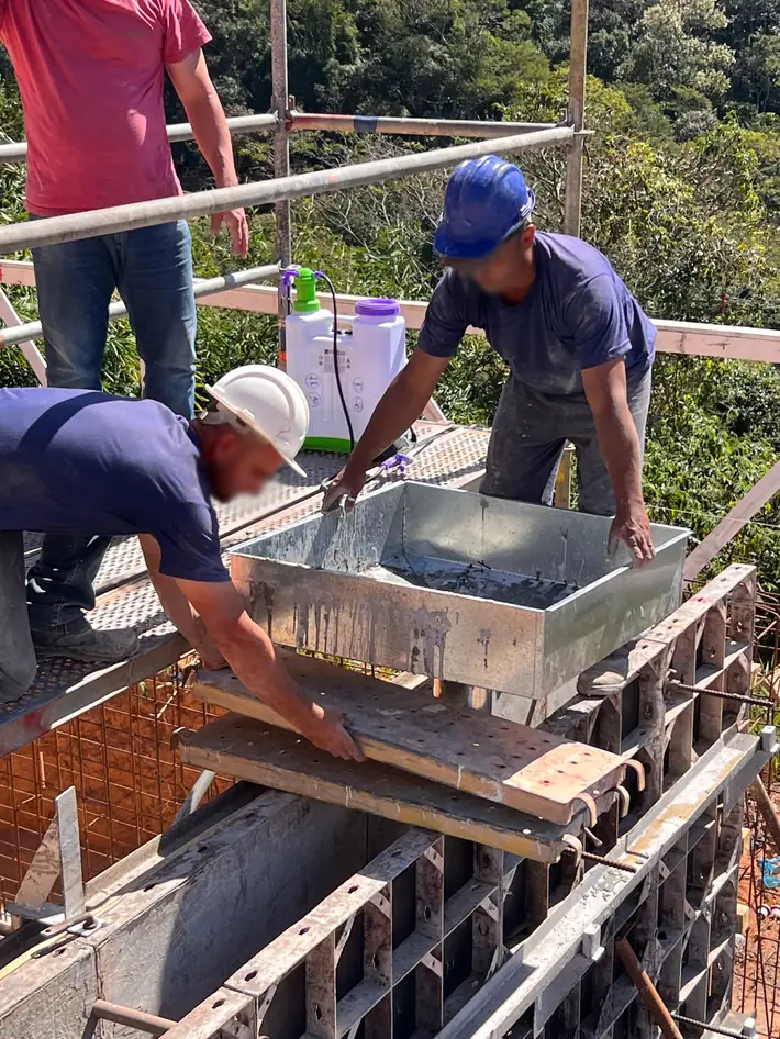 Equipe da NS executando deck em madeira sobre andaimes, com acompanhamento técnico