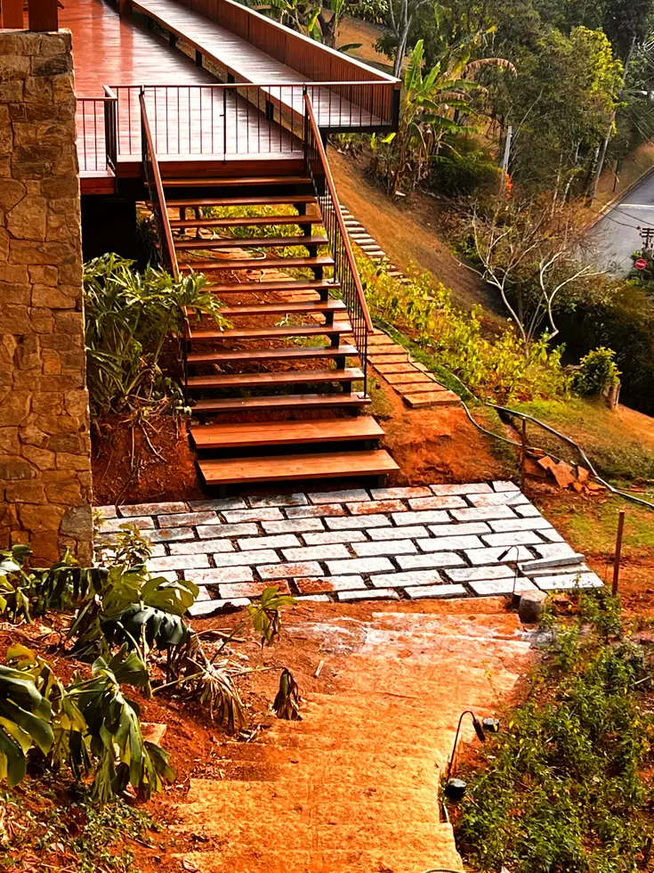 Escada externa em madeira e pedra — NS Engenharia