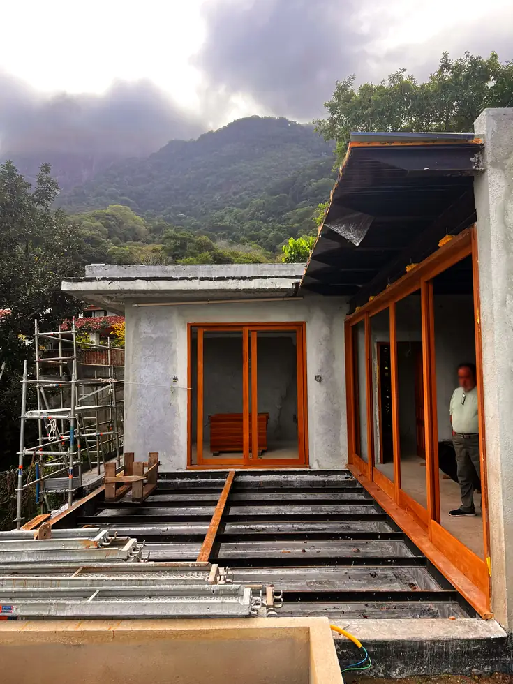 Fachada e esquadrias de madeira em execução — NS Engenharia