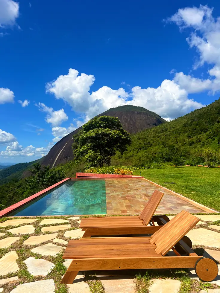 Piscina com solário e vista para as montanhas — NS Engenharia