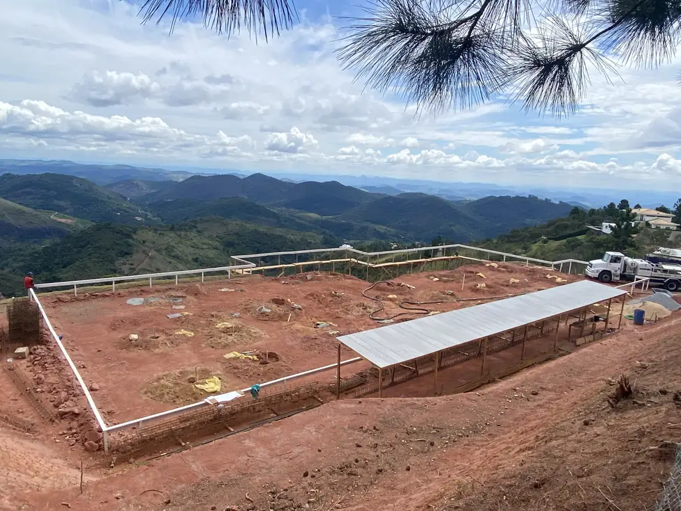 Platô e implantação com vista para o vale — NS Engenharia
