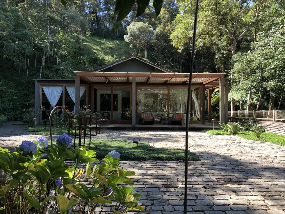 Pergolado em madeira e jardim de hortênsias — NS Engenharia
