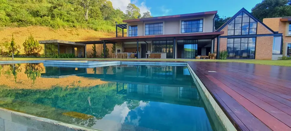 Piscina, deck em madeira e fachada envidraçada — NS Engenharia