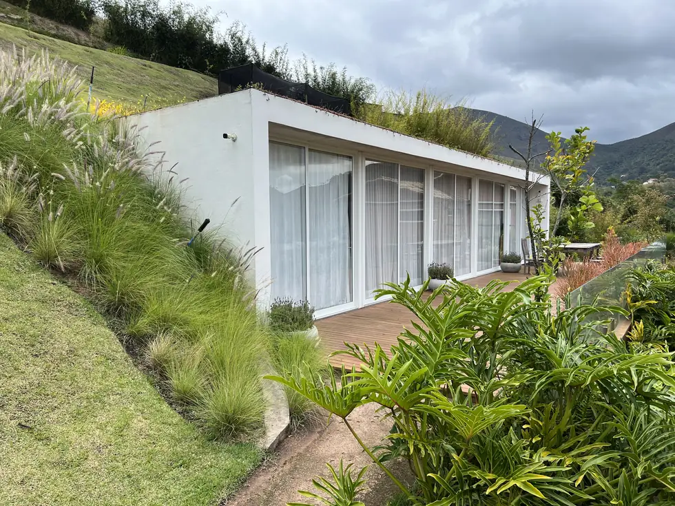 Volume branco horizontal com telhado verde — NS Engenharia