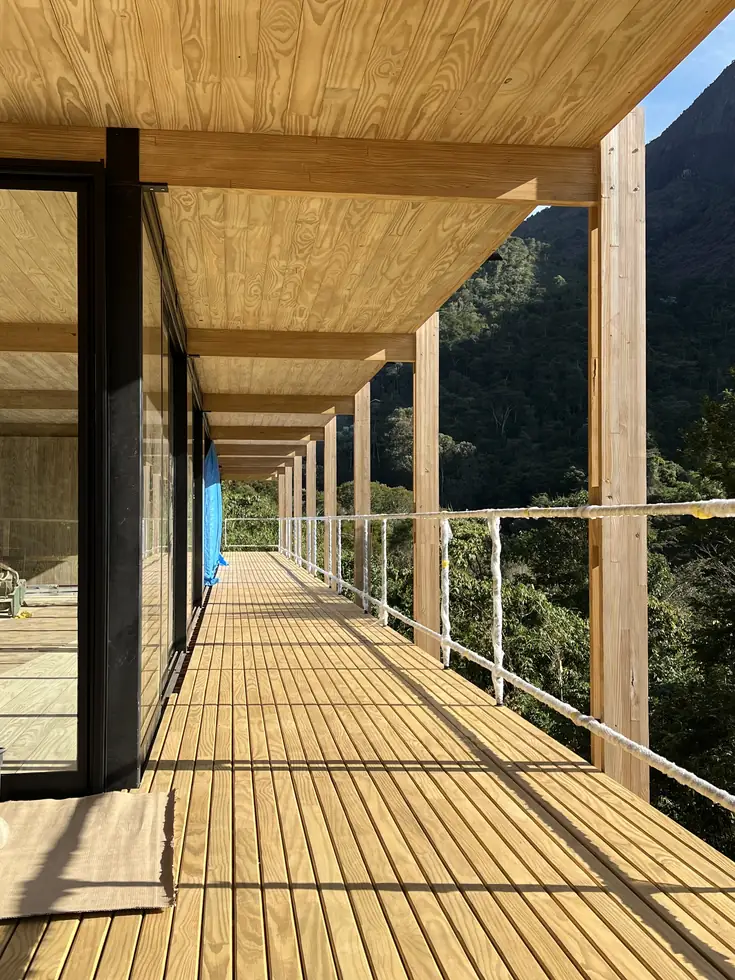 Varanda longa com deck em madeira — NS Engenharia