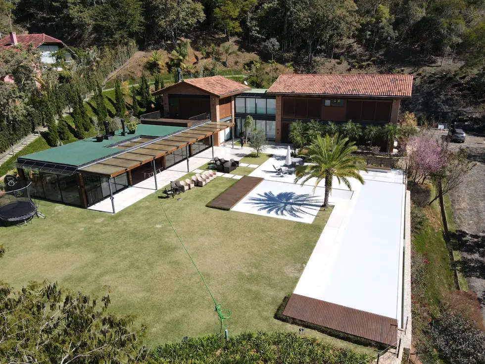 Conjunto com piscina com cobertura automática — vista aérea — NS Engenharia