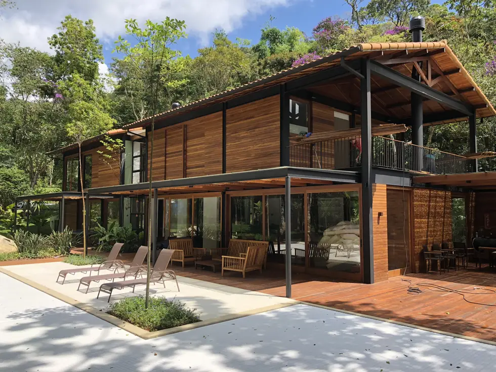 Residência em madeira e estrutura metálica com deck — NS Engenharia