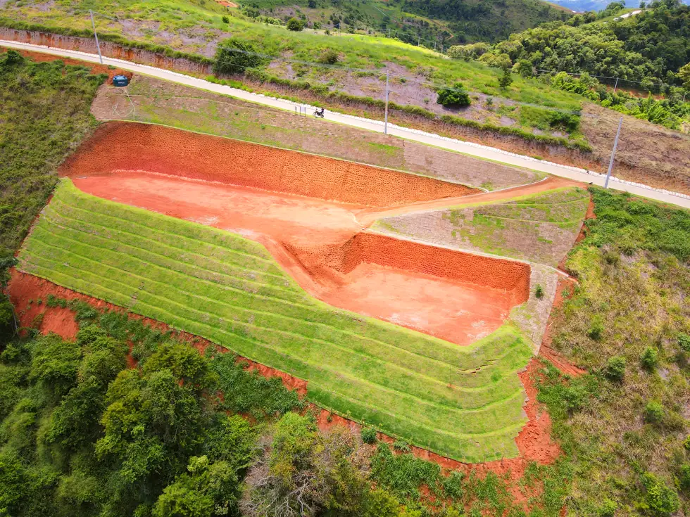 Movimentação de terra e platô da obra — vista aérea — NS Engenharia