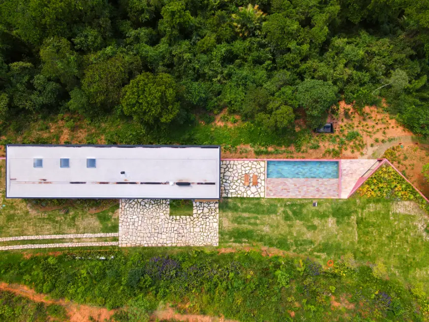 Casa linear com piscina — vista aérea — NS Engenharia