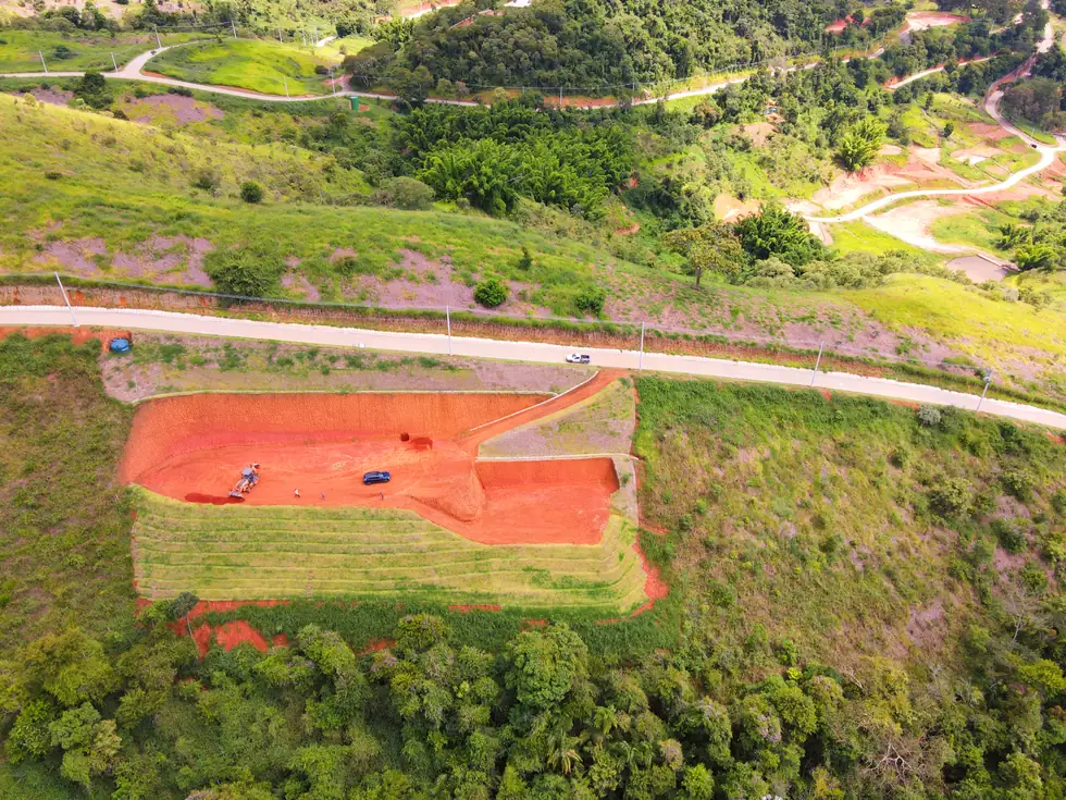 Terraplenagem e implantação do terreno — vista aérea — NS Engenharia