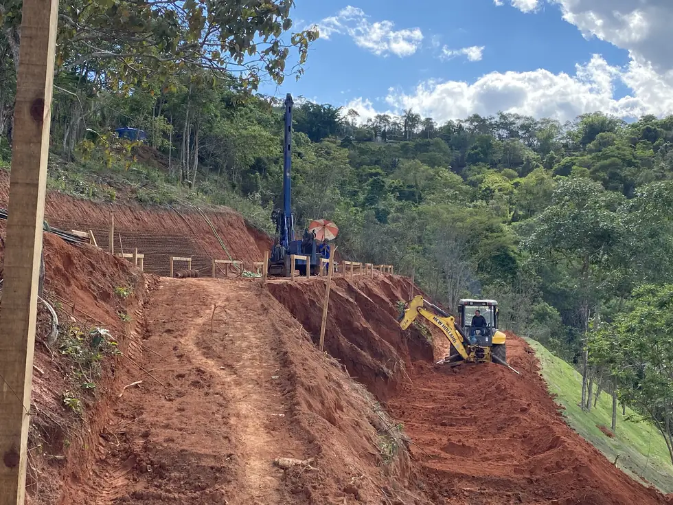 Terraplenagem e contenção do talude — NS Engenharia