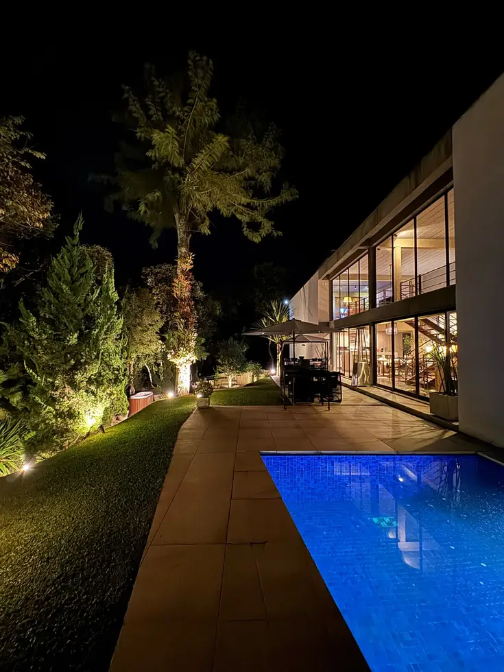 Iluminação noturna do deck e da piscina — NS Engenharia