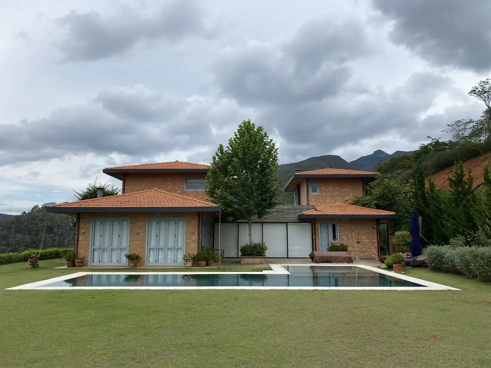 Fachada em tijolinhos e piscina — NS Engenharia