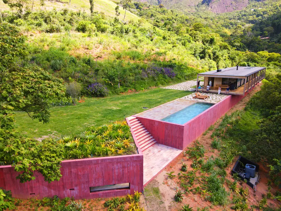 Implantação em platô com piscina — vista aérea — NS Engenharia