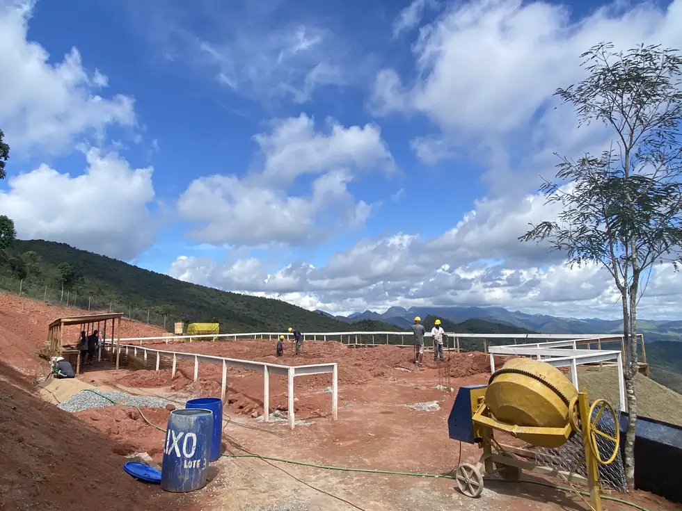 Fundações no platô, com a serra ao fundo — NS Engenharia