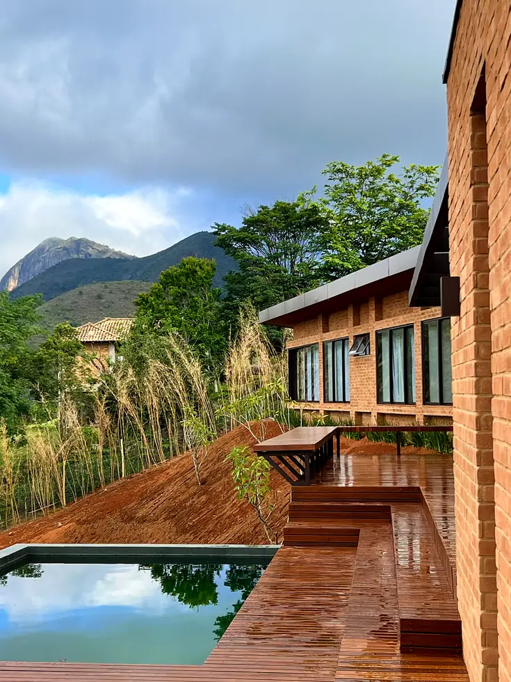 Fachada em tijolo com deck e piscina — NS Engenharia