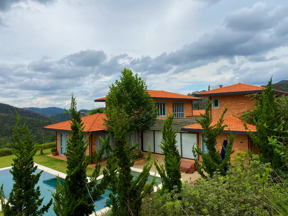 Residência em tijolinhos aparente com piscina e vista para o vale — NS Engenharia