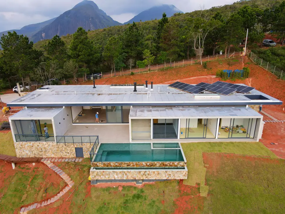 Cobertura plana com placas solares — vista aérea — NS Engenharia
