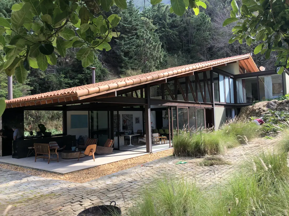 Residência com deck em madeira e piscina executada pela NS na região serrana